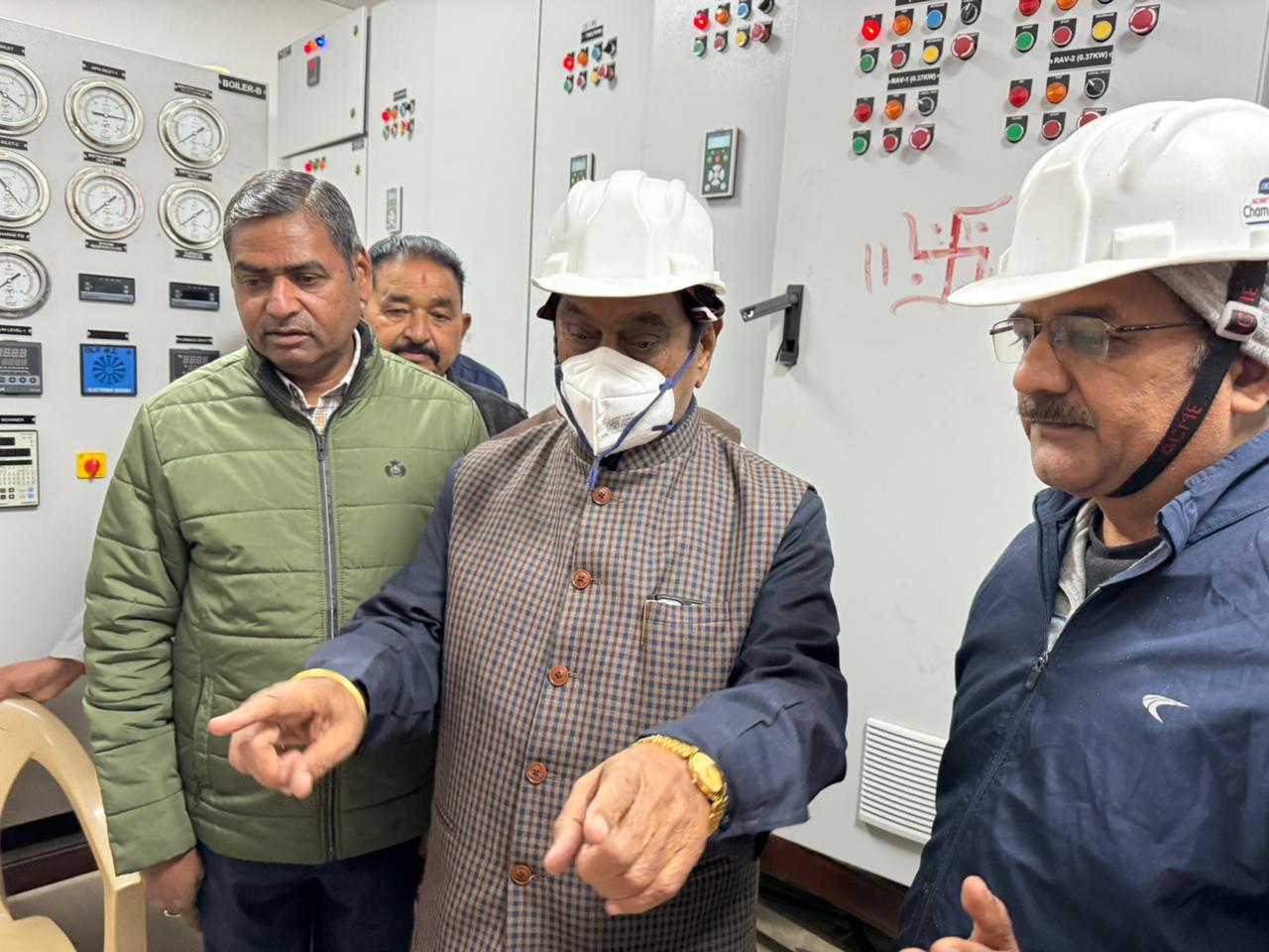 विधायक बेहड़ ने चीनी मिल का निरीक्षण कर चीनी मिल शुरू होने पर अधिकारियों एवं कर्मचारियों को किया सम्मानित