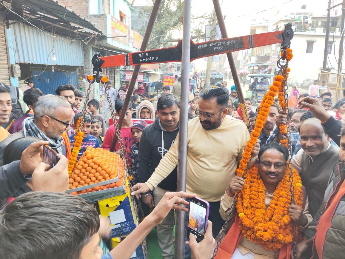भाजपा के पूर्व जिला अध्यक्ष उत्तम दत्ता को मत्स्य पालक विकास अभिकरण का उपाध्यक्ष बनने पर लड्डूओं से तोला गया