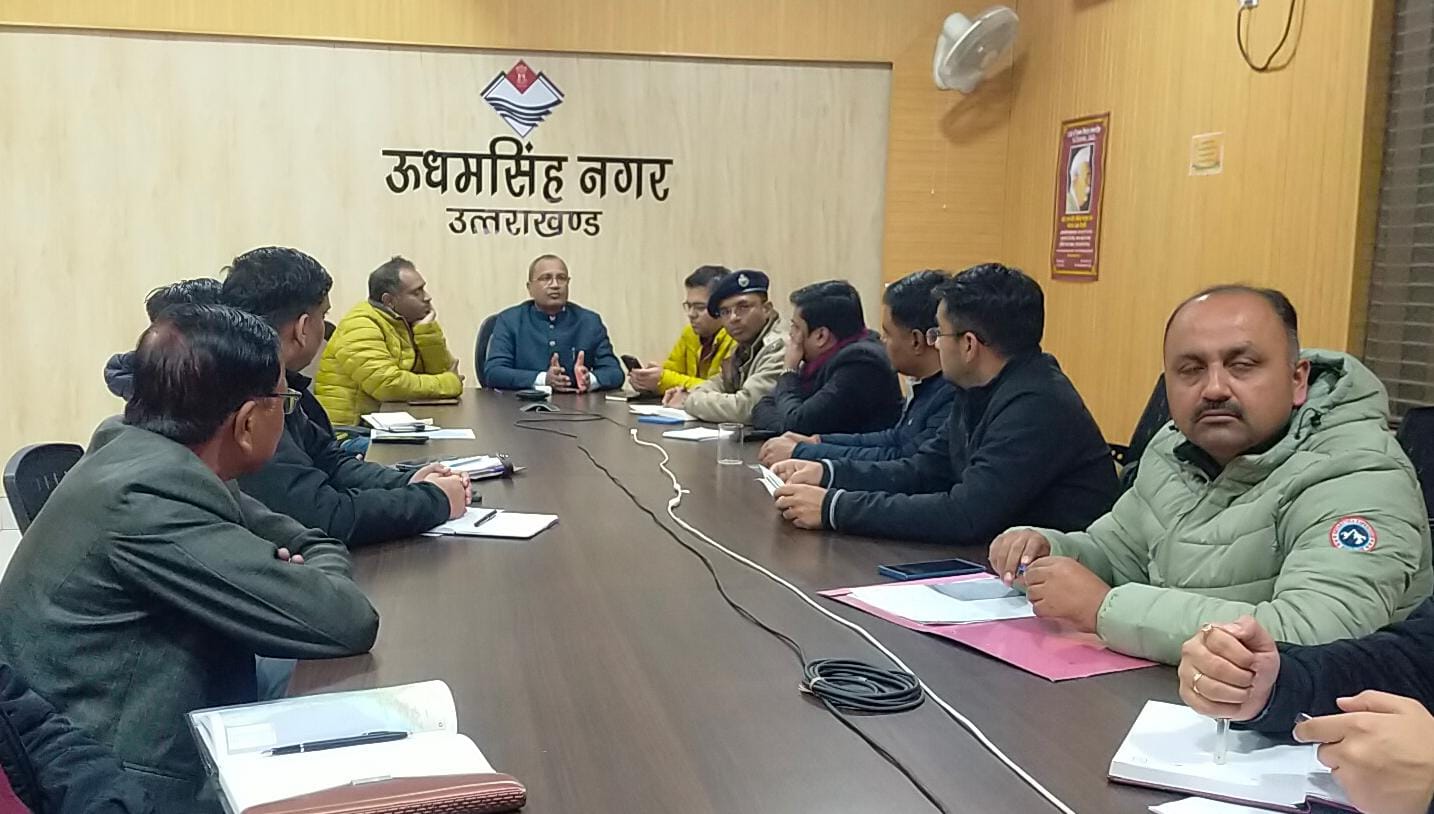 जिले में आवश्यक सेवाओं के वाहन को रोकने की कोशिश की, तो सख्त कानूनी कार्यवाही होगी : जिलाधिकारी उदयराज सिंह