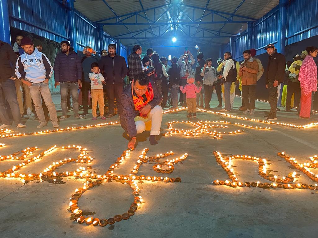 धोबीघाट पर दीपोत्सव कार्यक्रम में शामिल हुए विधायक शिव अरोरा, 5100 दीपो की श्रृंखला से जगमगाया कल्याणी घाट