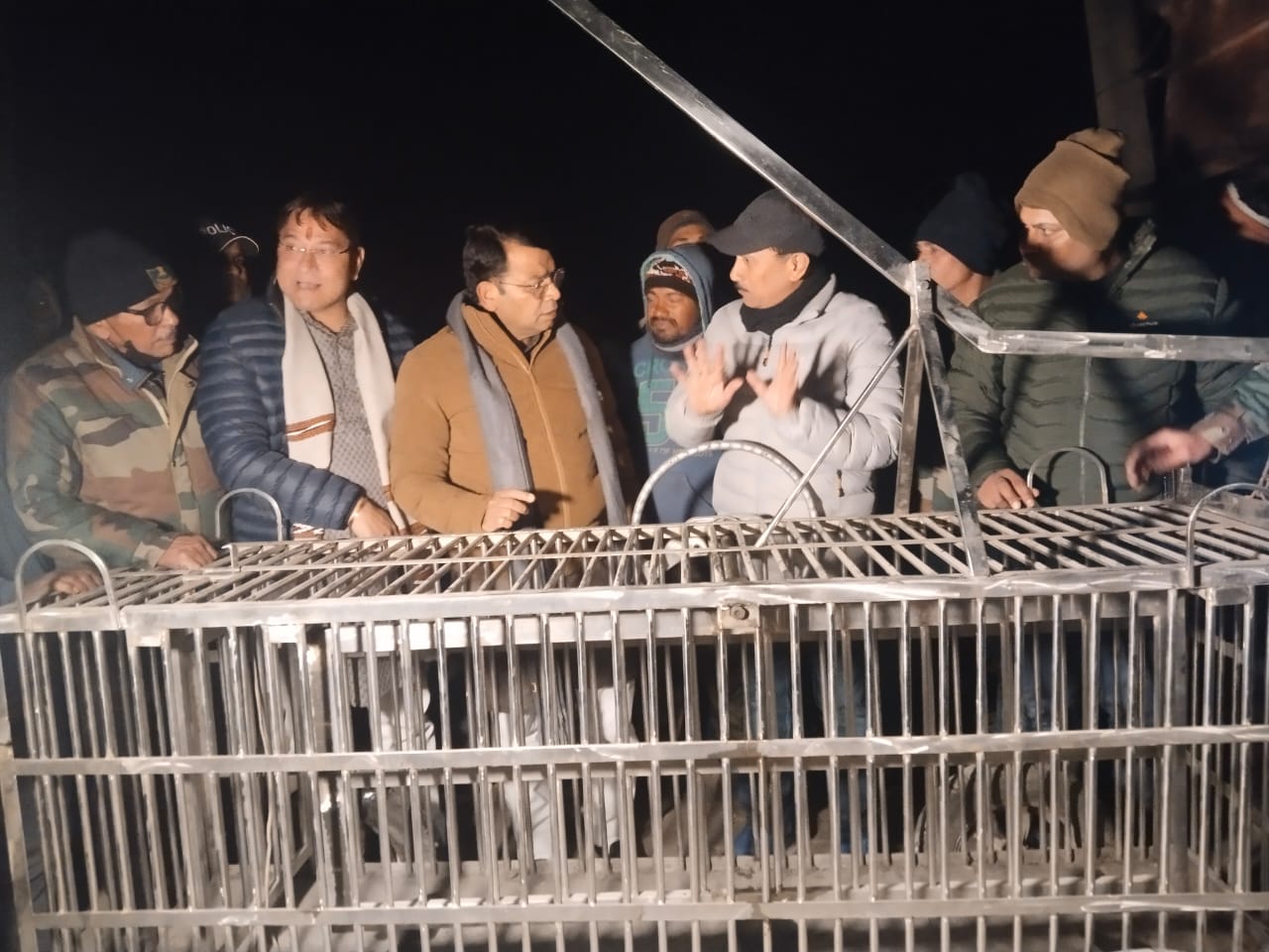 एक्शन में नजर आये विधायक शिव अरोरा, वन विभाग की टीम के साथ रात में ही पिंजरा लेकर पहुँचे सुन्दरपुर