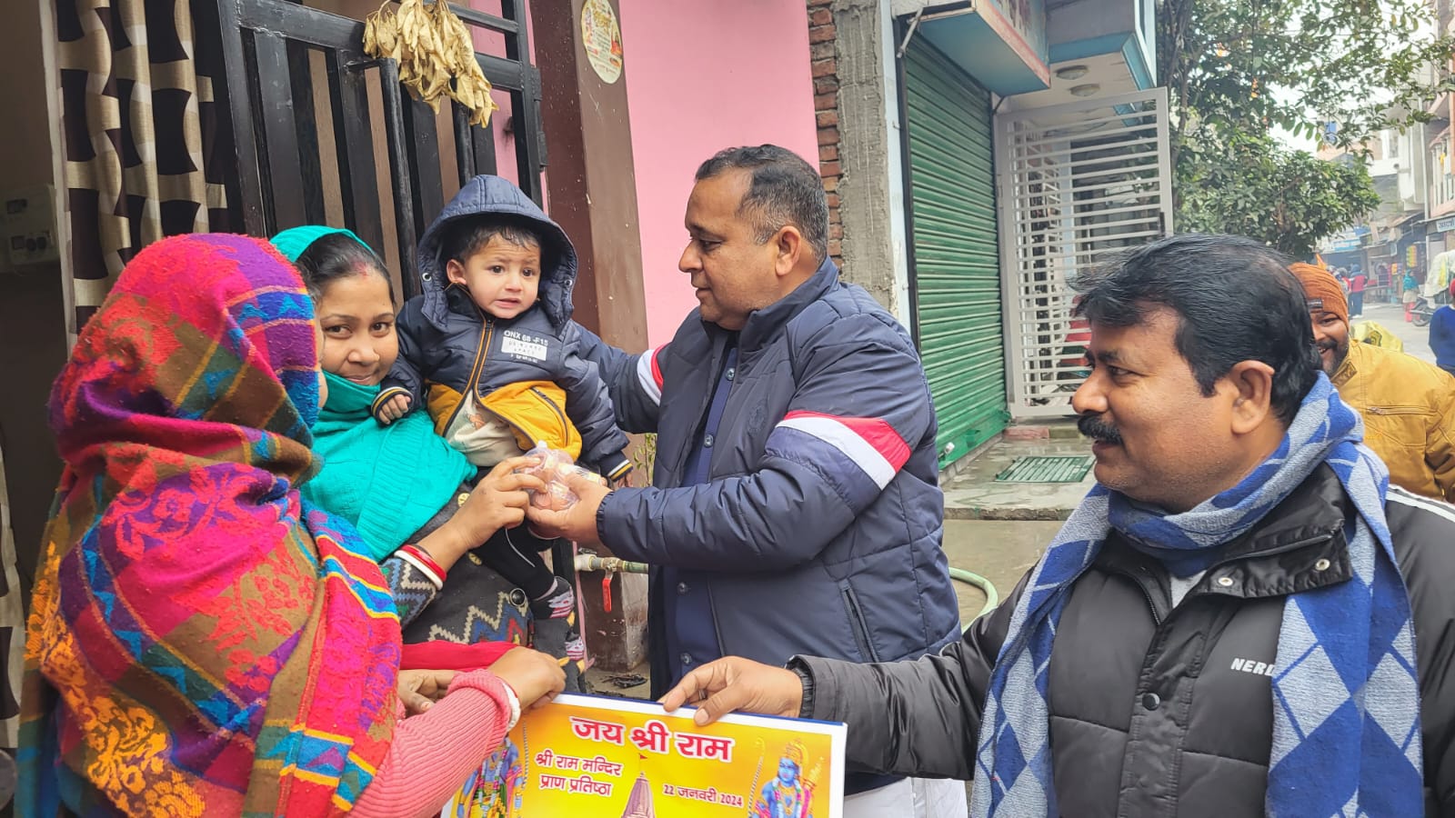 भाजपा आर्थिक प्रकोष्ठ के प्रदेश सहसंयोजक और रामभक्त भारत भूषण चुघ ने पूजा सामग्री व कैलेंडर वितरण किये 