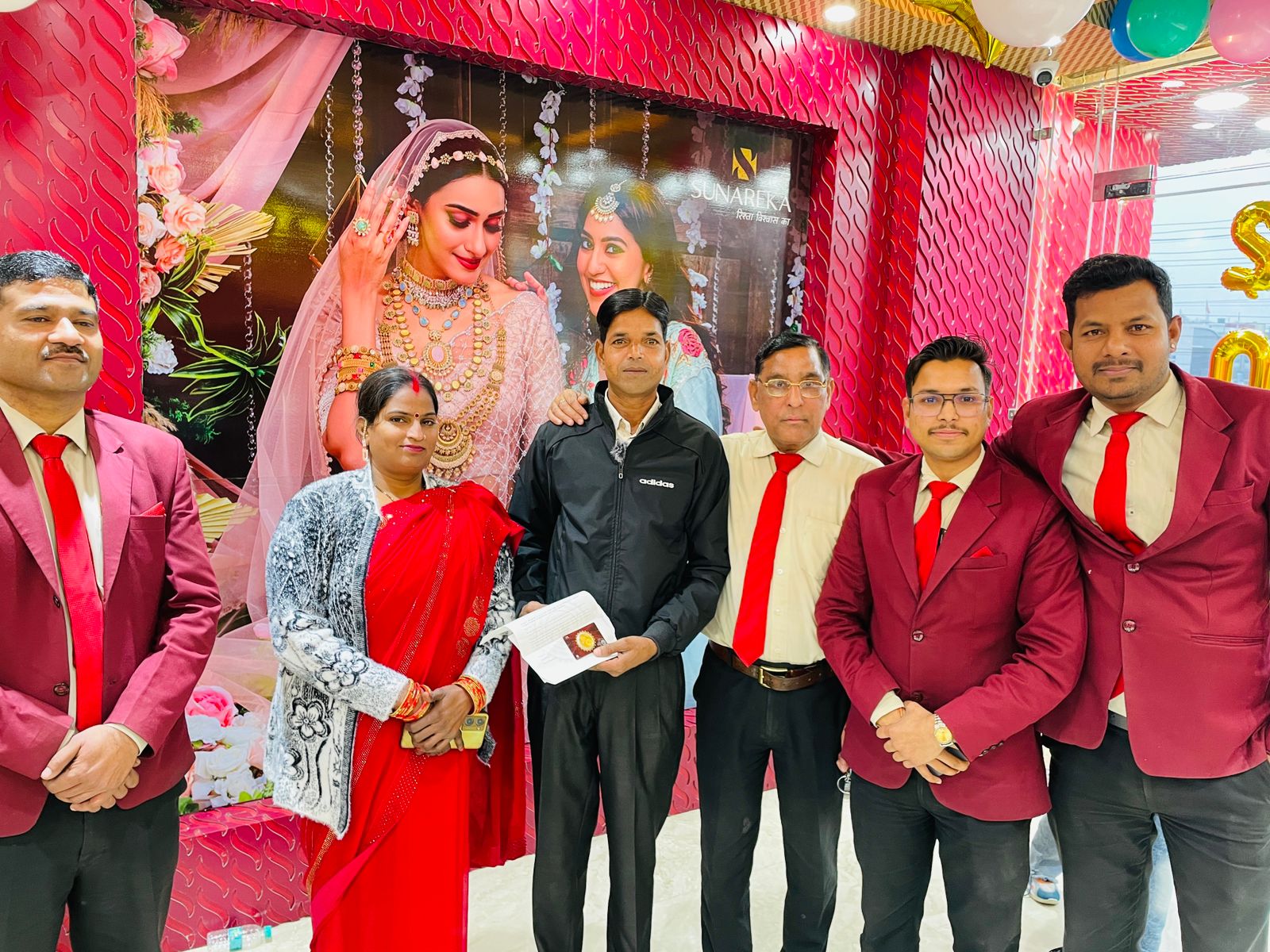 'सुनारीका' By 'बंसल ज्वैलर्स' के काशीपुर शो रूम से खरीदारी पर विनय कुमार का Ijsf scheme के लकी ड्रा में 25 ग्राम सोने का सिक्का निकला 