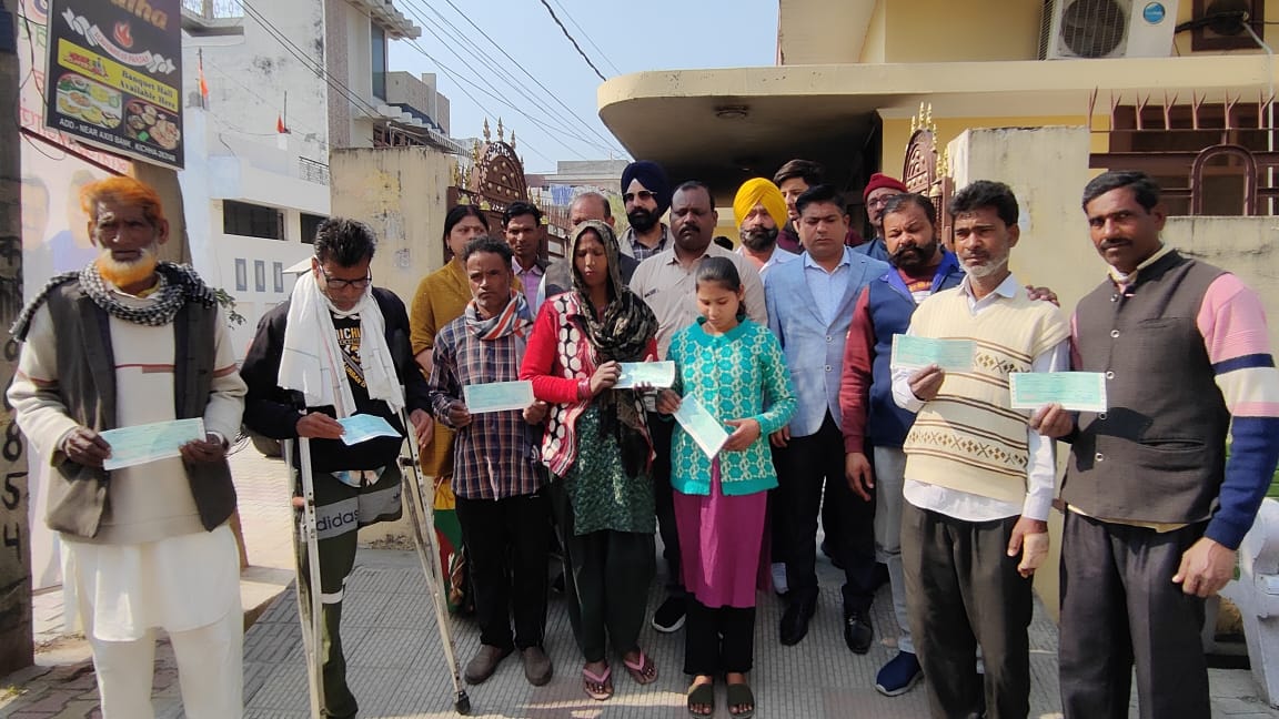 विधायक प्रतिनिधि गौरव बेहड ने विधानसभा आर्थिक सहायता हेतु चेक वितरित किये