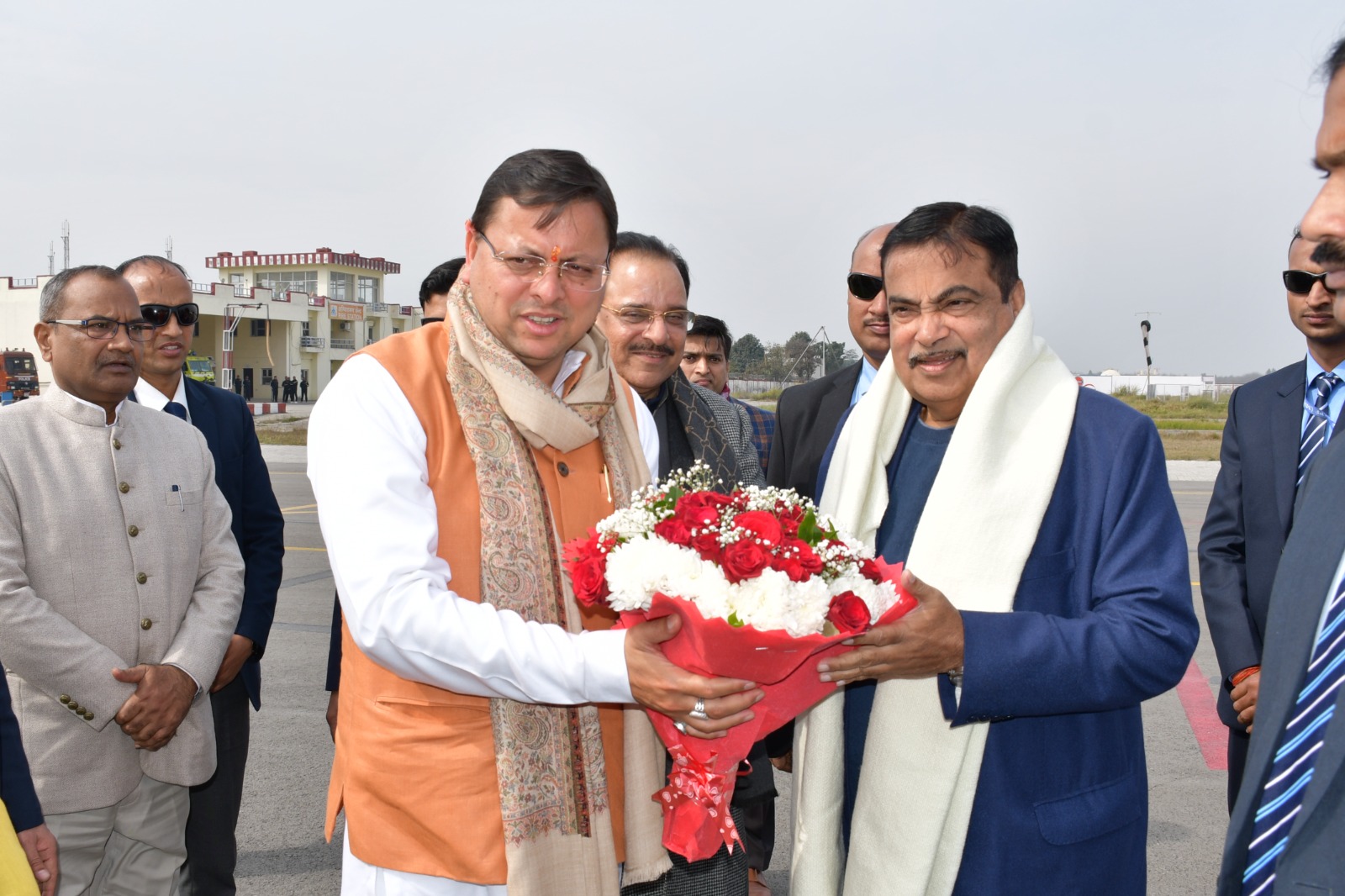केन्द्रीय सड़क परिवहन एवं राजमार्ग मंत्री नितिन गडकरी का मुख्यमंत्री पुष्कर सिंह धामी और केंद्रीय रक्षा राज्यमंत्री अजय भट्ट ने किया स्वागत