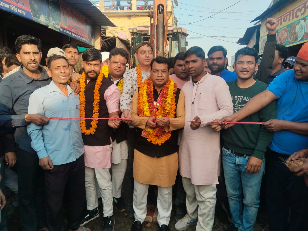 विधायक शिव अरोरा ने ट्रांजिट कैम्प शिवनगर में 500 मीटर इंटरलॉकिंग टाईल्स मार्ग का फीता काटकर कर किया शुभारंभ