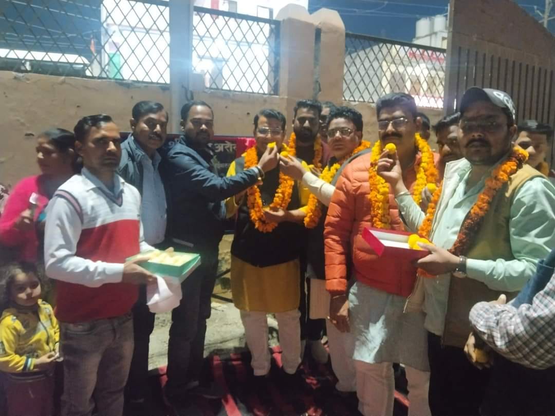 विधायक विधि से स्वीकृत ट्रांजिट कैम्प में हाईमाक्स लाईट का विधायक शिव अरोरा ने किया शुभारंभ, बटन दबाते ही जगमग हुआ फुटबॉल मैदान