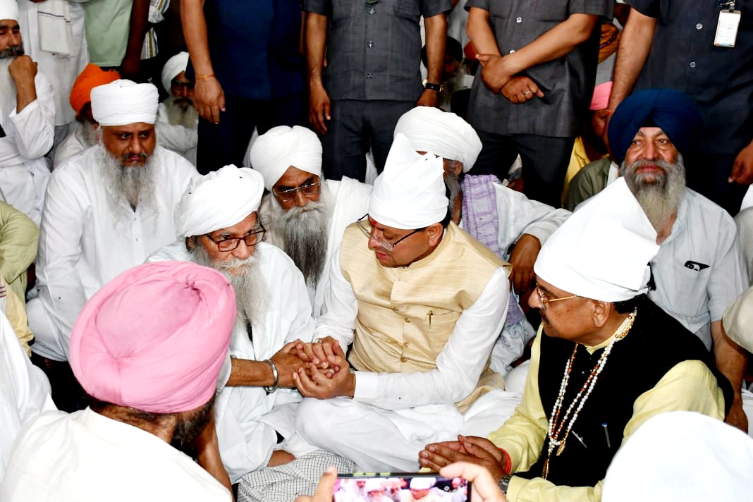 उत्तराखंड के मुख्यमंत्री पुष्कर सिंह धामी और अजय भट्ट ने नानकमत्ता पहुंच कर दी बाबा तरसेम सिंह को श्रद्धांजलि
