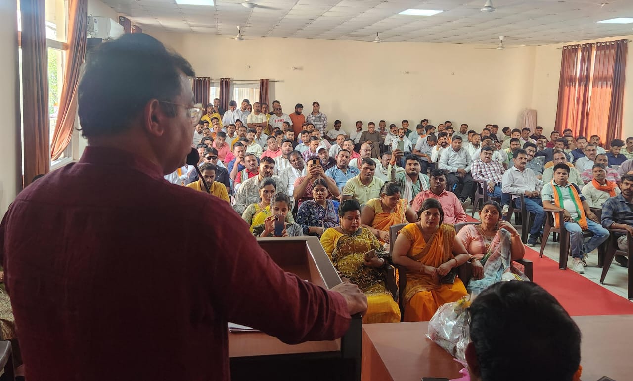 निकाय चुनाव के लिये वोट बनाने को लेकर विधायक शिव अरोरा ने पार्टी कार्यकर्ताओ की जिला कार्यालय पर बैठक की   