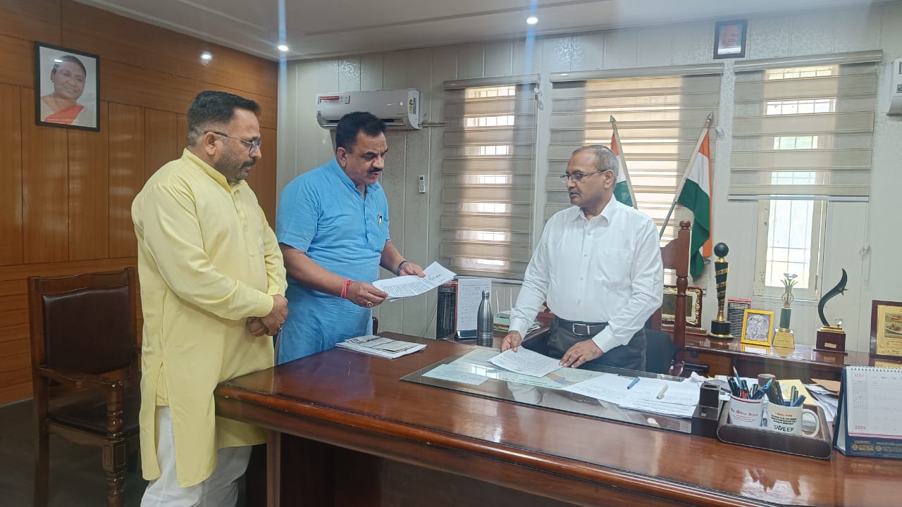 पूर्व विधायक राजकुमार ठुकराल ने अपने भाई संजय ठुकराल के साथ मिलकर जिलाधिकारी उदयराज सिंह से की फ़र्ज़ी वोटो की शिकायत