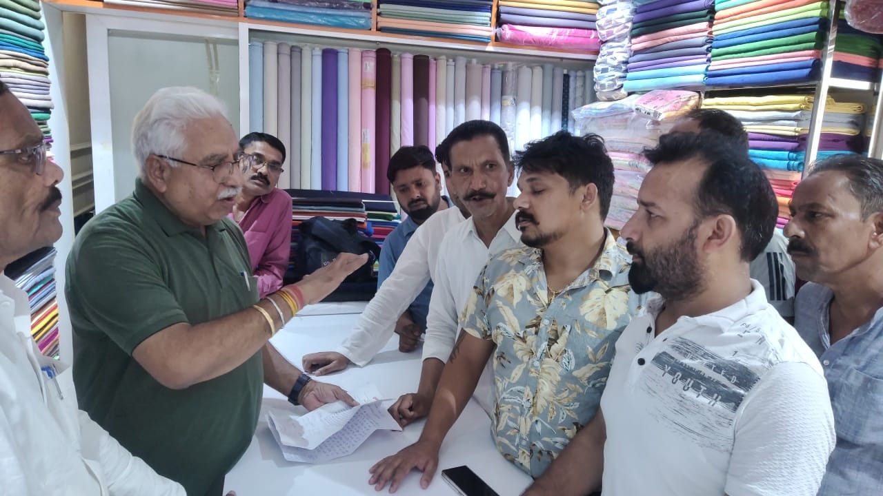 प्रांतीय उद्योग व्यापार मंडल के चुनाव में ट्रांसपोर्ट नगर क्षेत्र के सैलून और ब्यूटी पार्लर चला रहे व्यापारियों को चुनाव में शामिल करने के लिए ज्ञापन सौपा 