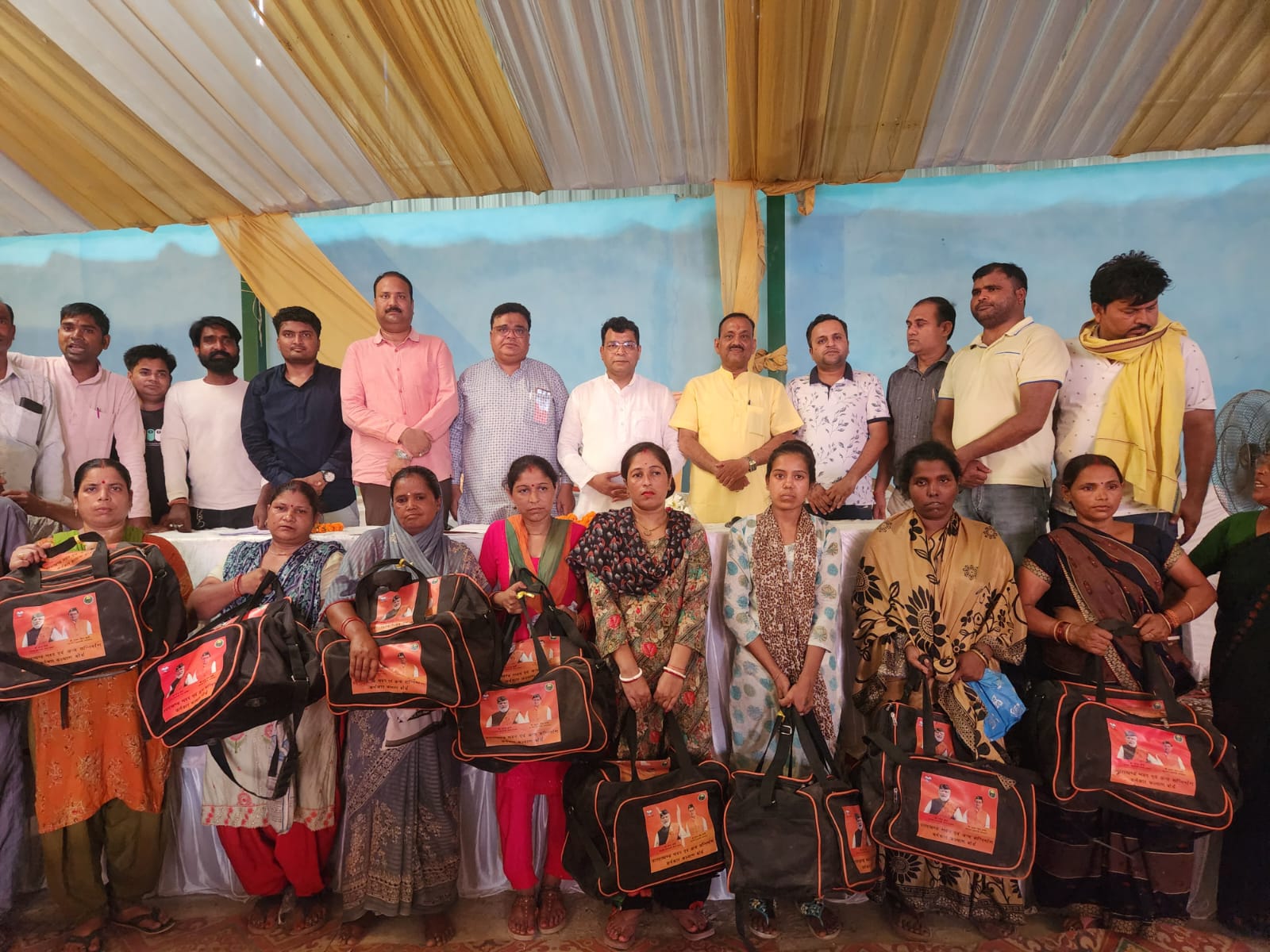 विधायक शिव अरोरा ने एक बार फिर पंजीकृत श्रम कार्ड धारको को बाटी टूल किट   