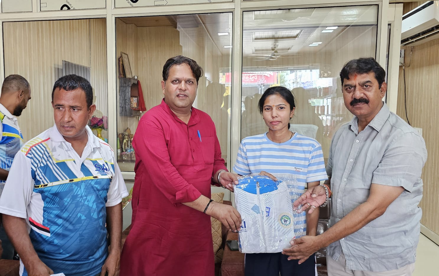 स्काय एसोसिएशन आफ उत्तराखंड के प्रदेश अध्यक्ष विकास शर्मा ने ट्रैनिंग कैंप में कश्मीर जा रहे खिलाड़ियों का किया सम्मान