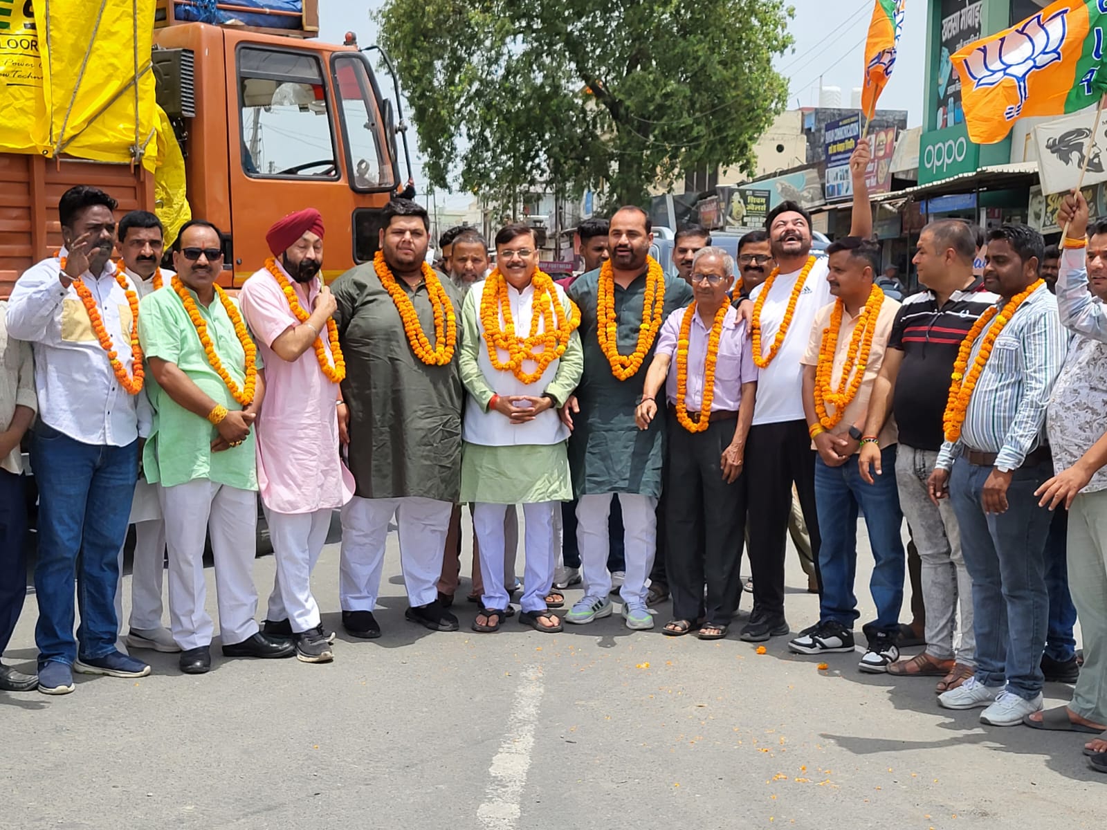 लोकसभा चुनाव अजय भट्ट के पुनः सांसद बनने पर कार्यकर्ताओं ने पूर्व विधायक राजेश शुक्ला, वरिष्ठ भाजपा नेता विपिन जल्होत्रा ने किया मिष्ठान वितरण  