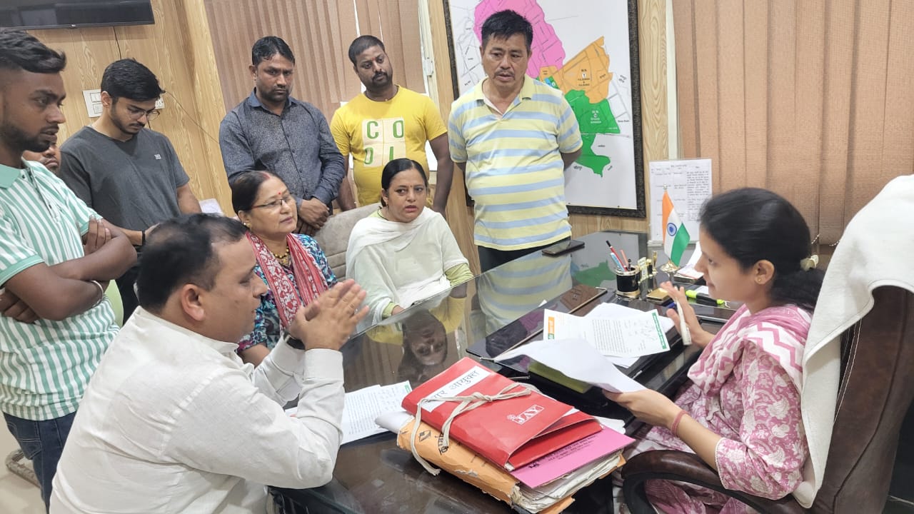भाजपा नेता भारत भूषण चुघ ने बदहाल सड़को के जीर्णोद्धार के लिये नगर निगम की प्रभारी नगर आयुक्त शिप्रा जोशी को सौपा ज्ञापन