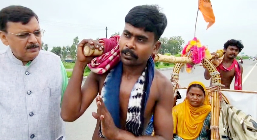 श्रवण कुमार की तरह अपनी माँ को टोकरी में बैठा कर चारधाम यात्रा के बाद अयोध्या जा रहे दो भाइयो का पूर्व विधायक राजेश शुक्ला ने किया स्वागत