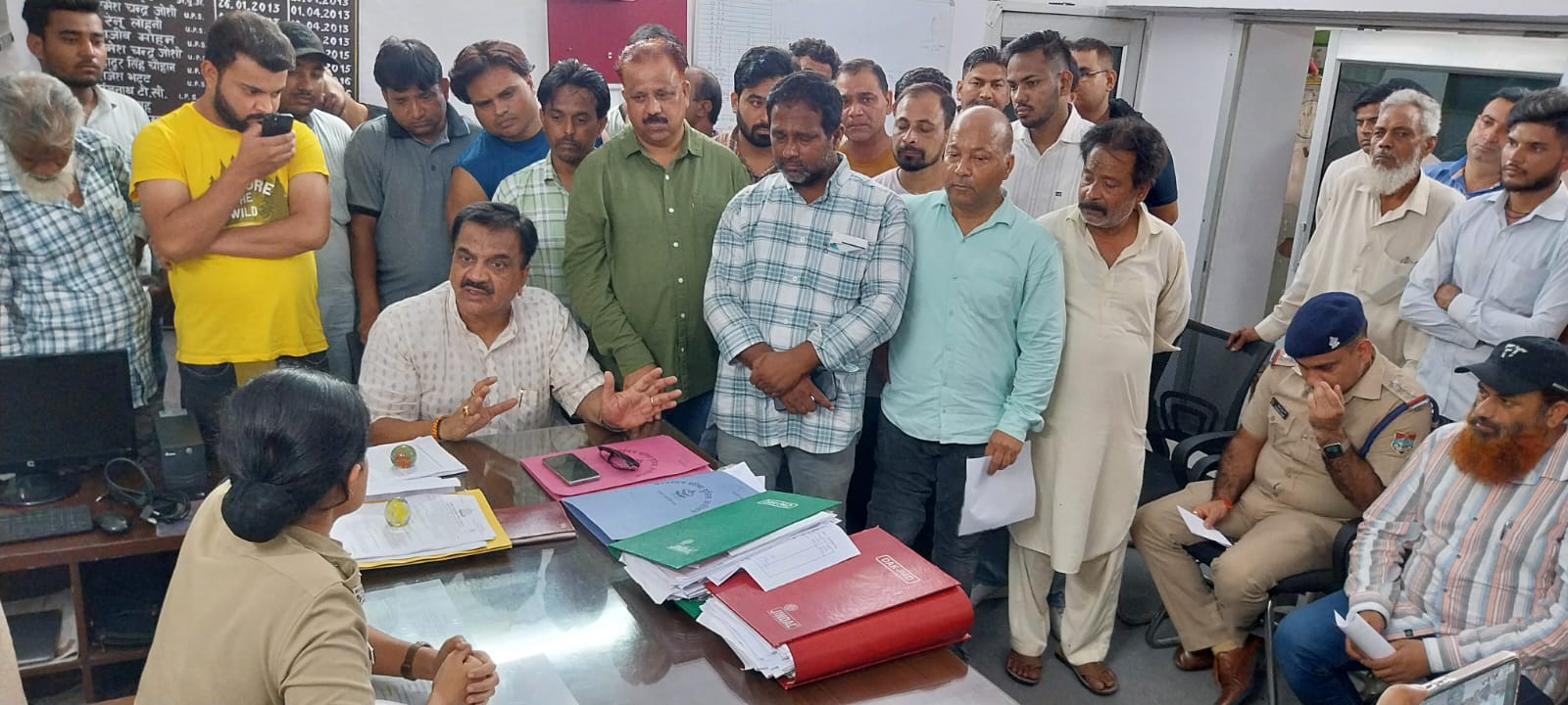 पूर्व विधायक राज कुमार ठुकराल ने लापता बालक के परिवारजनों के साथ अपर पुलिस अधीक्षक से भेट कर बच्चे की बरामदगी की मांग की 