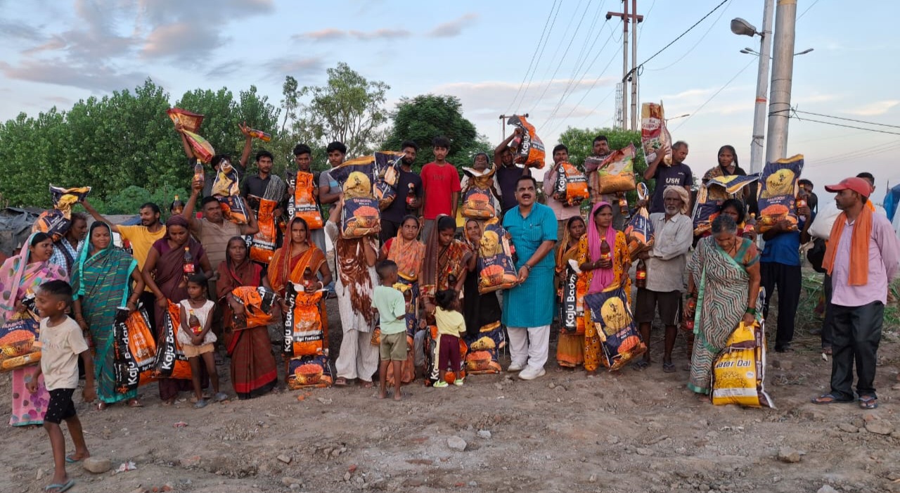 पूर्व विधायक राज कुमार ठुकराल ने उजाड़े गये परिवारों को बांटी राशन की किट
