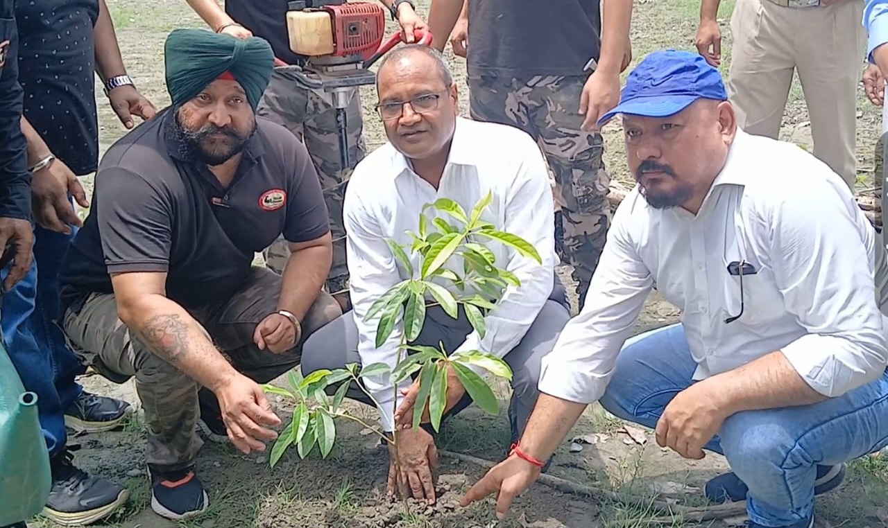 ज़िन्दगी ज़िंदाबाद' और उत्तराखंड राज्य निर्माण आंदोलनकारी परिषद 15 हज़ार पौधे रोपण करेगी, जिलाधिकारी ने किया पौधारोपण का शुभारम्भ