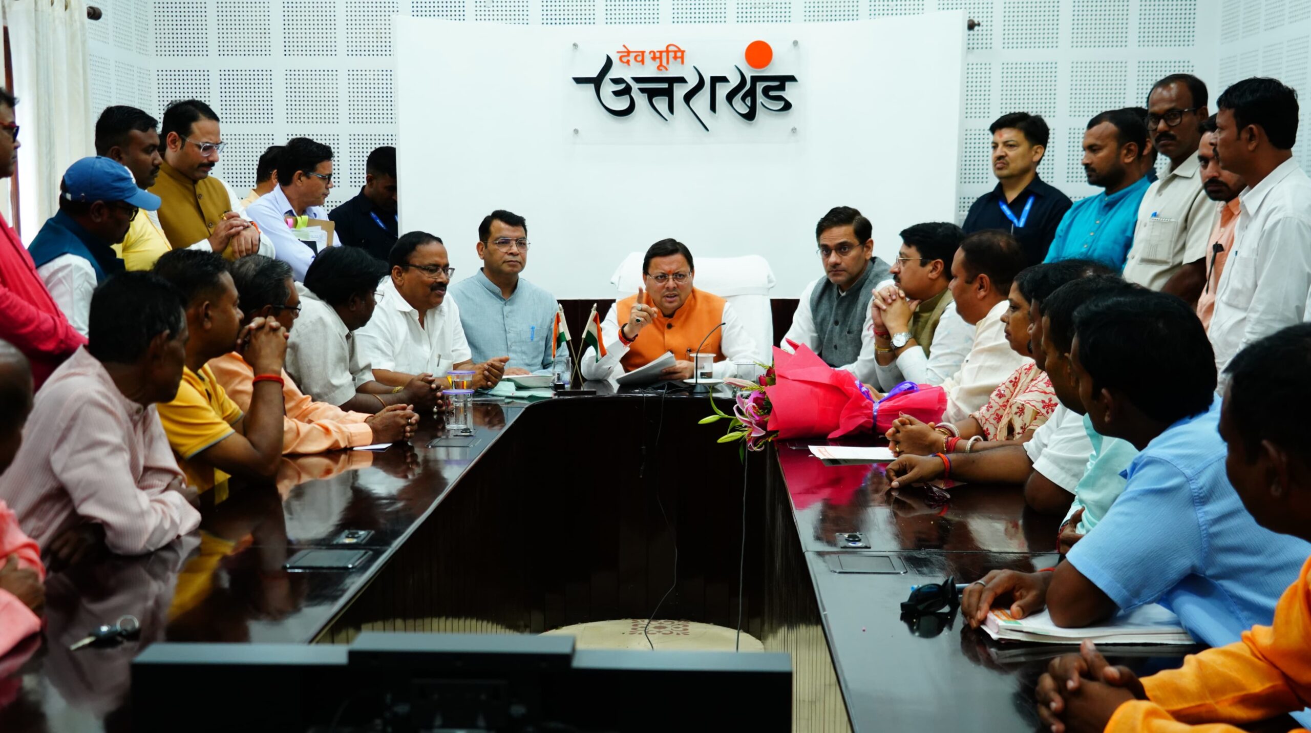 विधायक शिव अरोरा के साथ भाजपा और बंगाली समाज के प्रतिनिधिमंडल ने मुख्यमंत्री पुष्कर सिंह धामी से मुलाक़ात कर ज्ञापन सौपा