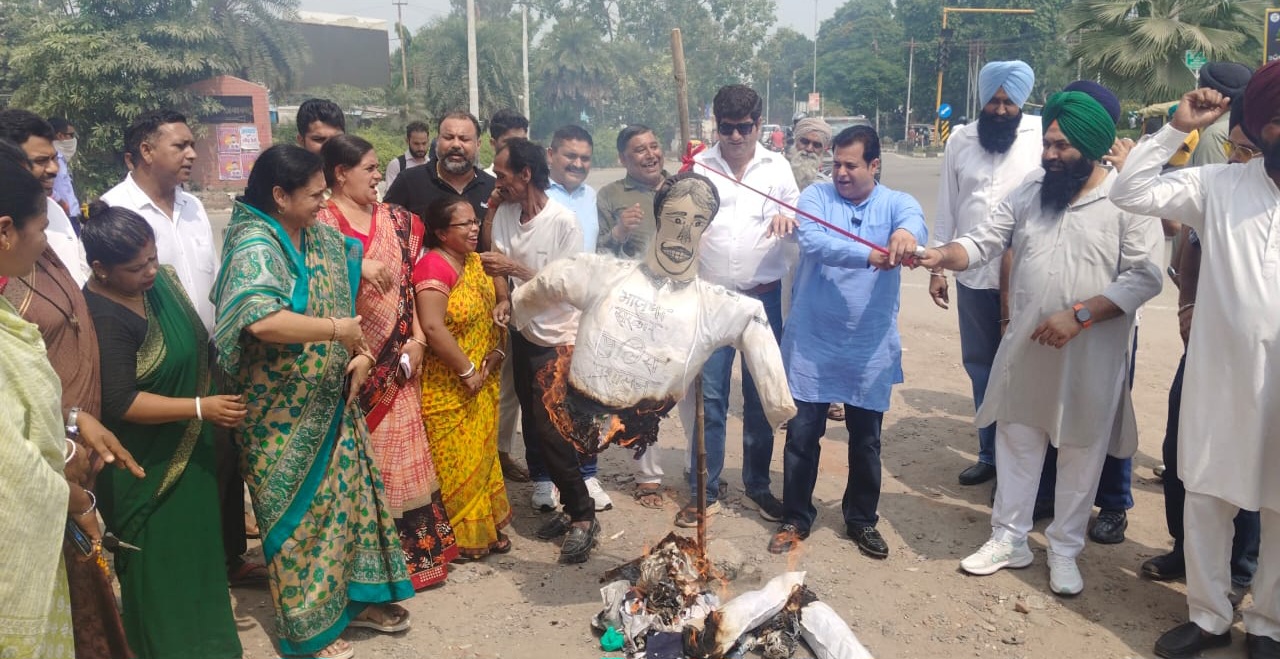 सिख युवक के साथ की गयी बदसलूकी के विरोध में कॉंग्रेसियो ने प्रदेश सरकार और पुलिस प्रशासन का फूका पुतला