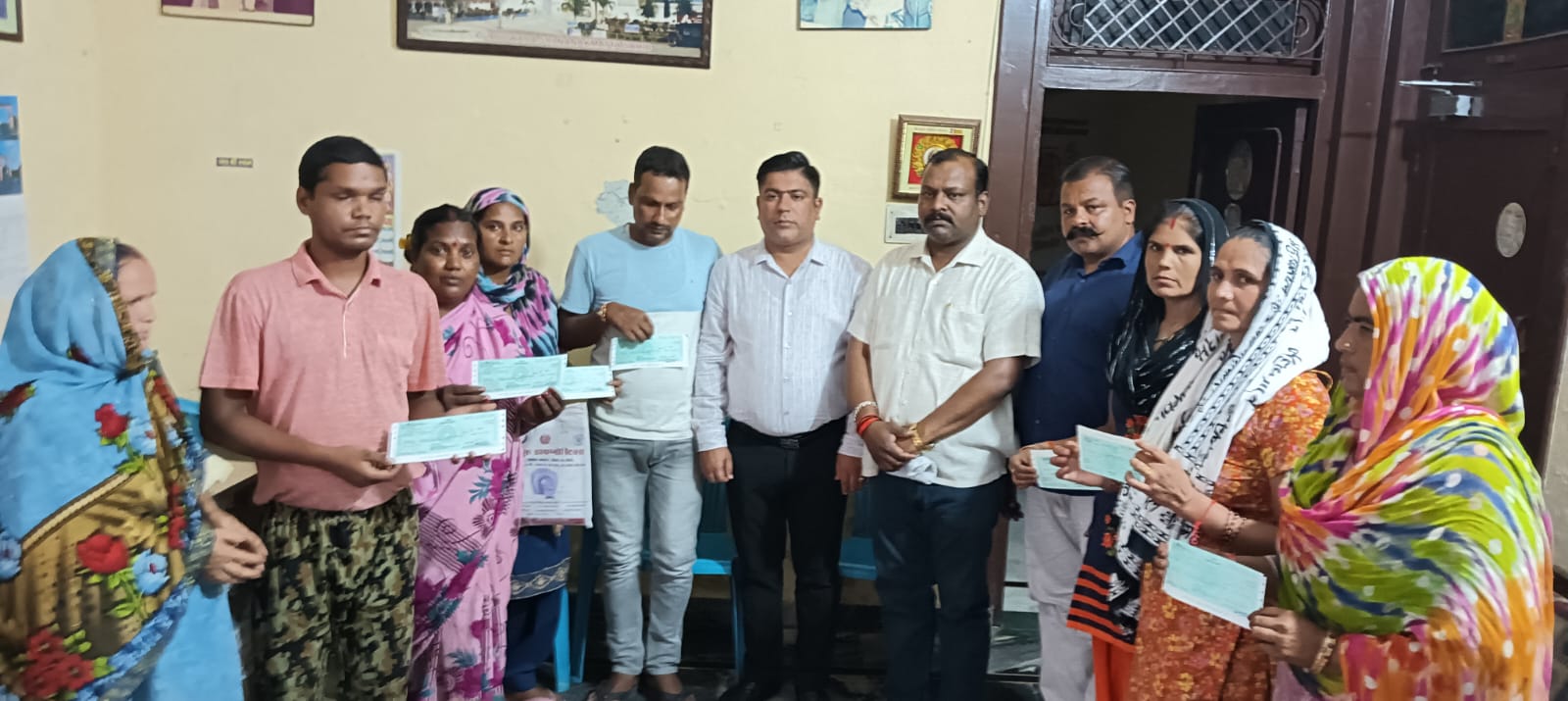 विधायक प्रतिनिधि गौरव बेहड ने गरीबो की पुत्रियों शादी और आर्थिक सहायता के लिए चैको का किया वितरण