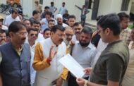 आधार केंद्र संचालक द्वारा अवैध वसूली और धमकी के खिलाफ पूर्व विधायक राजेश शुक्ला ने उपजिलाधिकारी कौस्तुभ मिश्रा को सौपा ज्ञापन