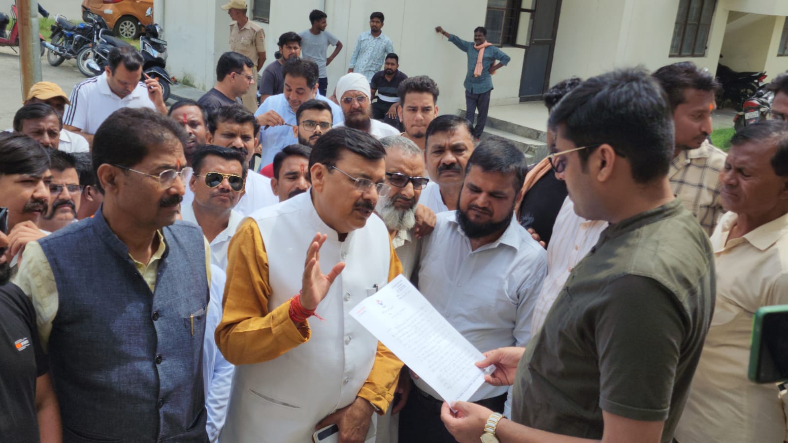 आधार केंद्र संचालक द्वारा अवैध वसूली और धमकी के खिलाफ पूर्व विधायक राजेश शुक्ला ने उपजिलाधिकारी कौस्तुभ मिश्रा को सौपा ज्ञापन