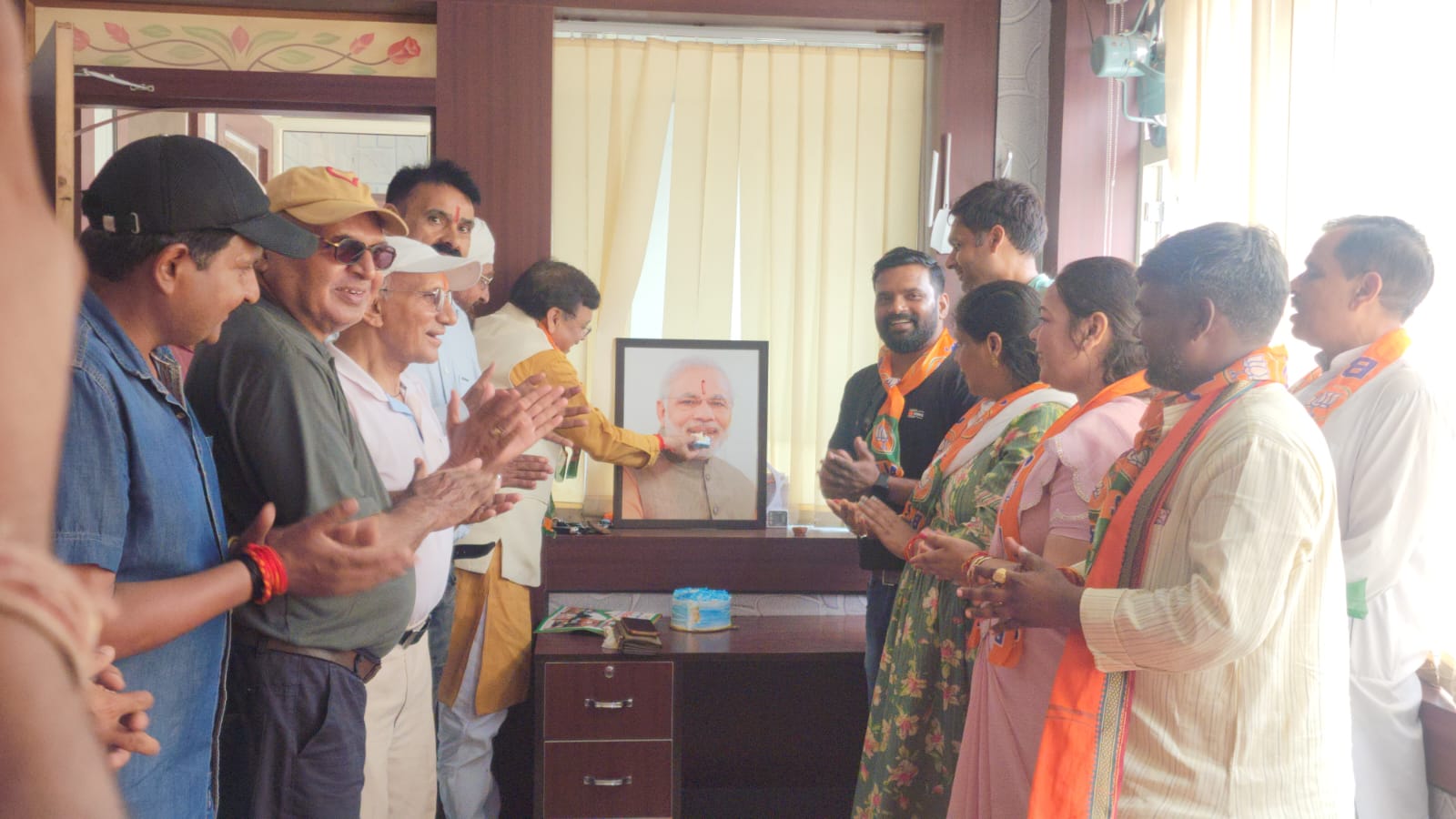 पूर्व विधायक राजेश शुक्ला ने प्रधानमंत्री नरेंद्र मोदी का 74वें जन्मदिन उनके चित्र पर तिलक कर एवं केक काटकर मनाया