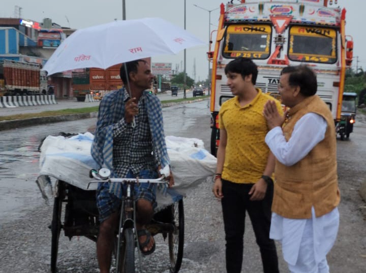 सराहनीय पहल : पंडित राम सुमेर शुक्ला मेमोरियल फाउंडेशन ट्रस्ट ने ट्रैफिक पुलिस और जरूरतमंदों को बाटा छाता 