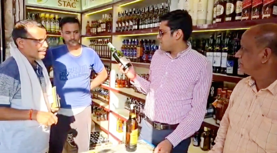उपजिलाधिकारी कौस्तुभ मिश्र द्वारा शराब की दुकानों का औचक निरीक्षण करने से मचा हड़कंप