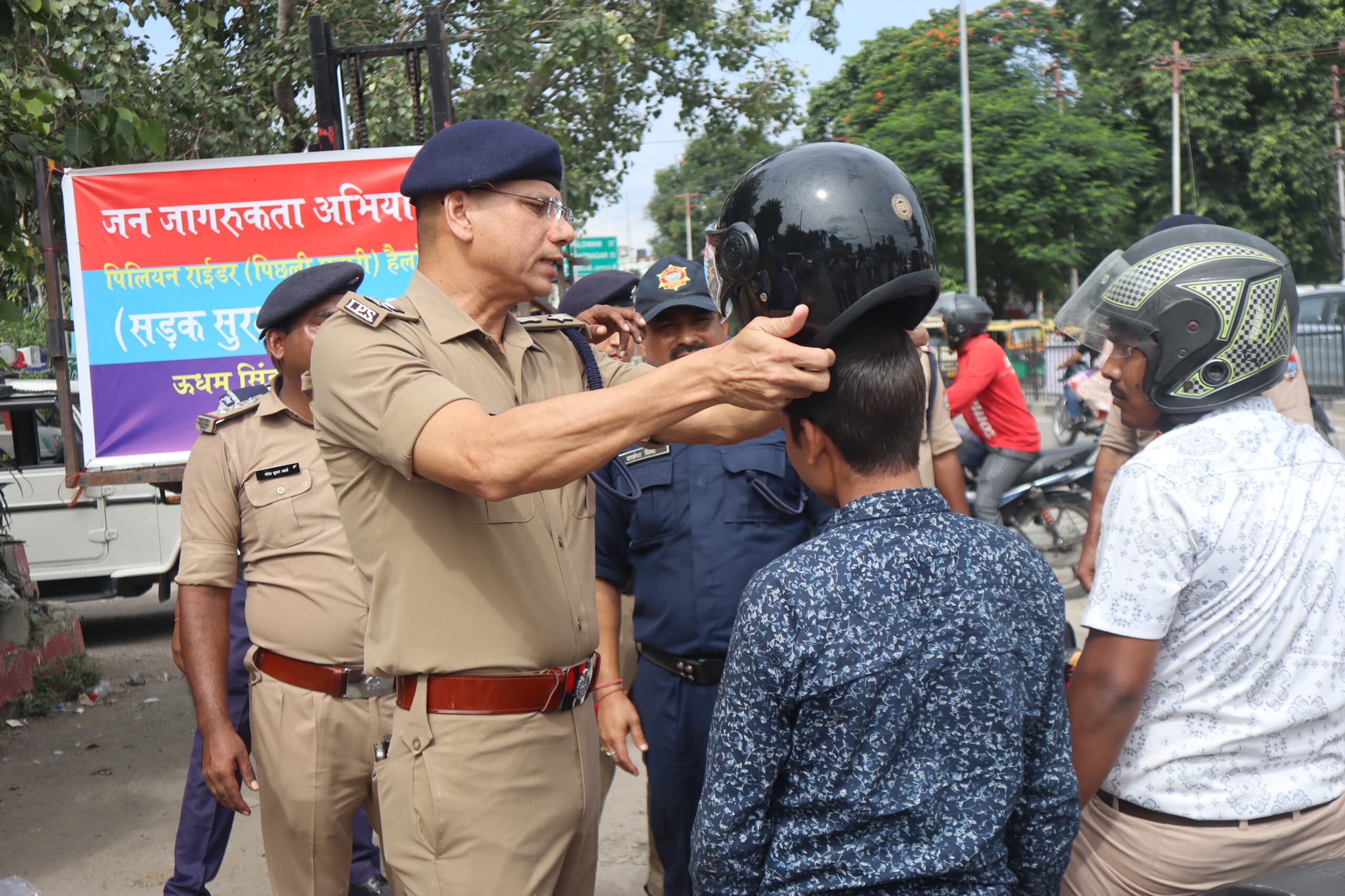 एसएसपी मणिकांत मिश्रा ने हेलमेट पहनाकर की डबल हेलमेट अभियान की शुरुआत, अब दोपहिया पर डबल हेलमेट पहनना ज़रूरी