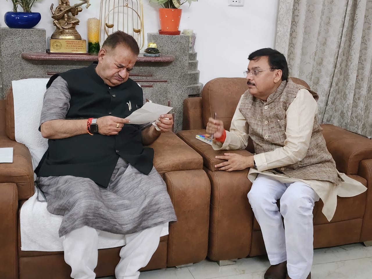 विभाजन विभीषिका सेनानियों के सम्मान में स्मारक निर्माण के लिए पूर्व विधायक राजेश शुक्ला ने कैबिनेट मंत्री गणेश जोशी से मुलाकात की