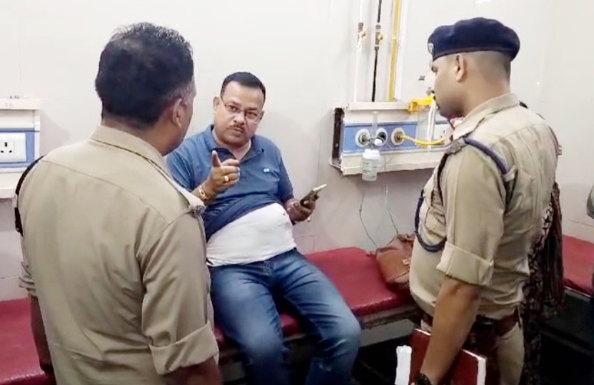 वन तस्करो ने फायरिंग करके रेंजर सहित चार वनकर्मियो को किया घायल, नये एसएसपी ने अस्पताल पहुंच कर घायलों का जाना हाल 