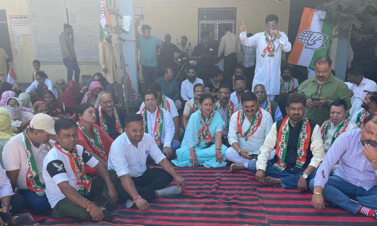 कांग्रेस की आरपार : प्रीपेड मीटर लगाने के खिलाफ कांग्रेसियों ने पावर हाउस में जमकर काटा हंगामा