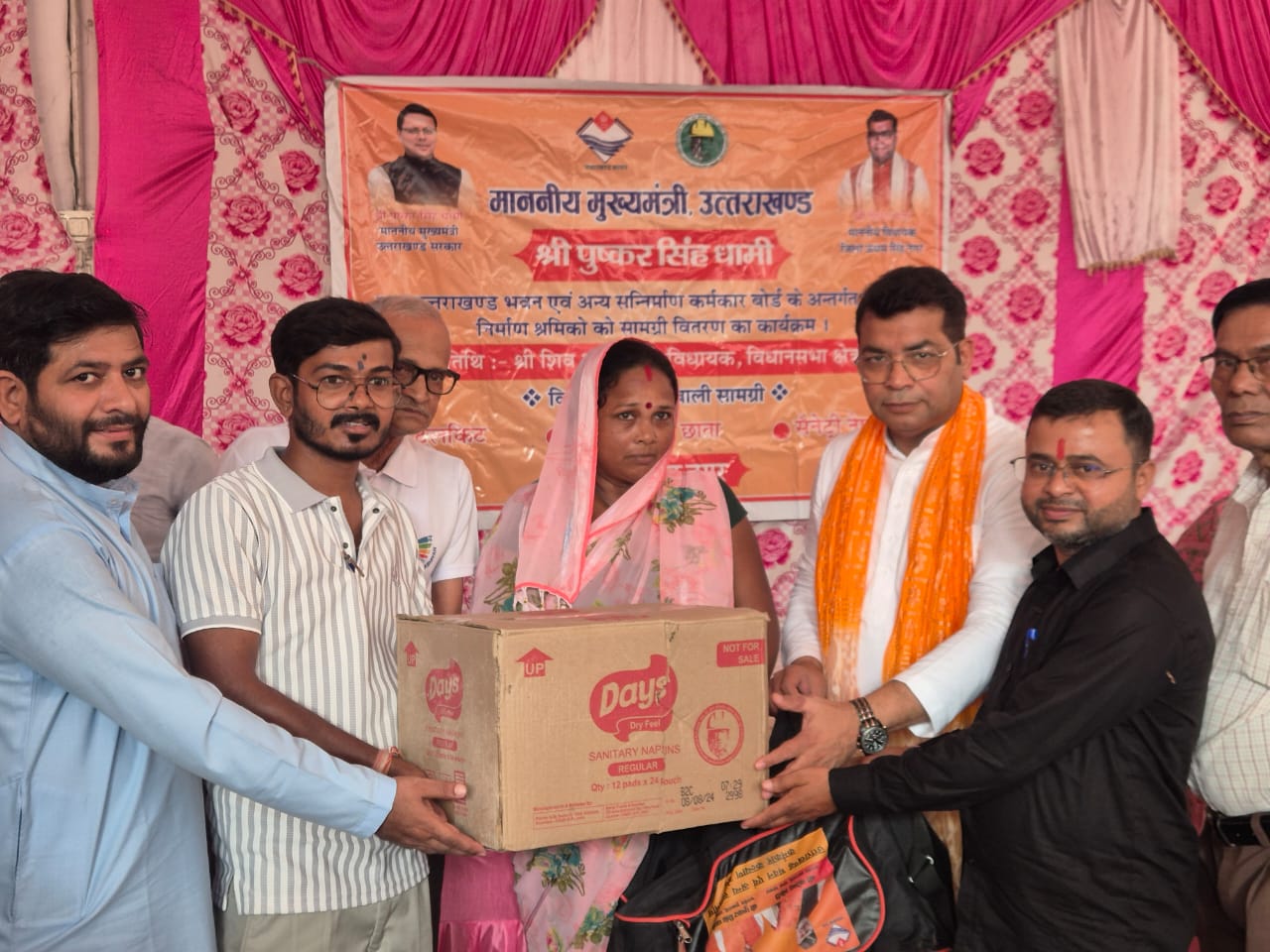 विधायक शिव अरोरा ने आदर्श इंद्रा बंगाली कालोनी में पजीकृत श्रम कार्ड धारको को टूल किट वितरित की