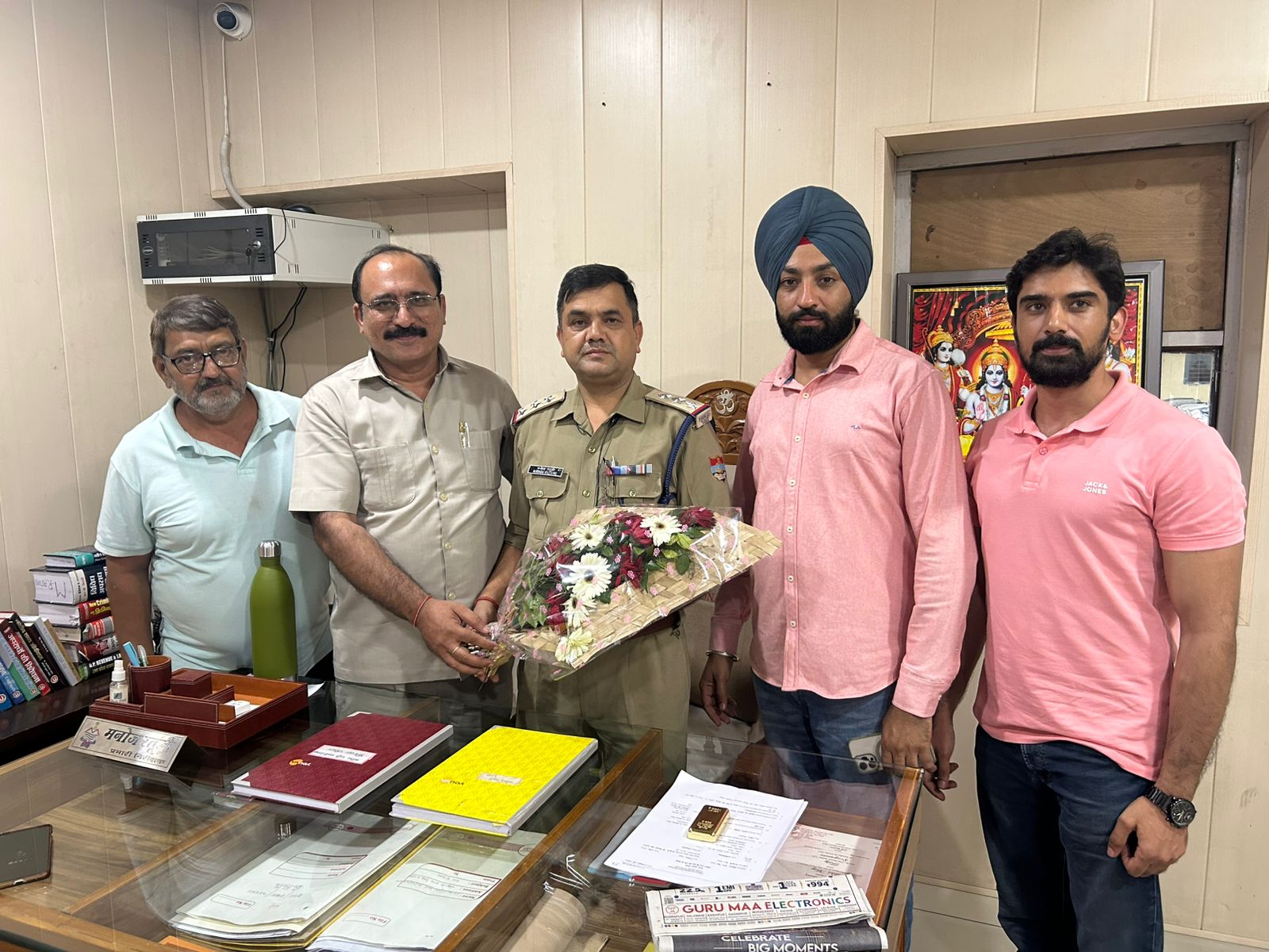 रुद्रपुर के नवनियुक्त कोतवाल मनोज रतूड़ी का भारतीय रेड क्रॉस सोसाइटी जिले के चेयरमैन  प्रवीण अरोरा ने किया स्वागत