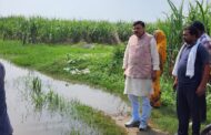 किच्छा के ग्राम नजीमाबाद धौरा डाम में फसलें डूब क्षेत्र का पूर्व विधायक राजेश शुक्ला ने दौरा किया     