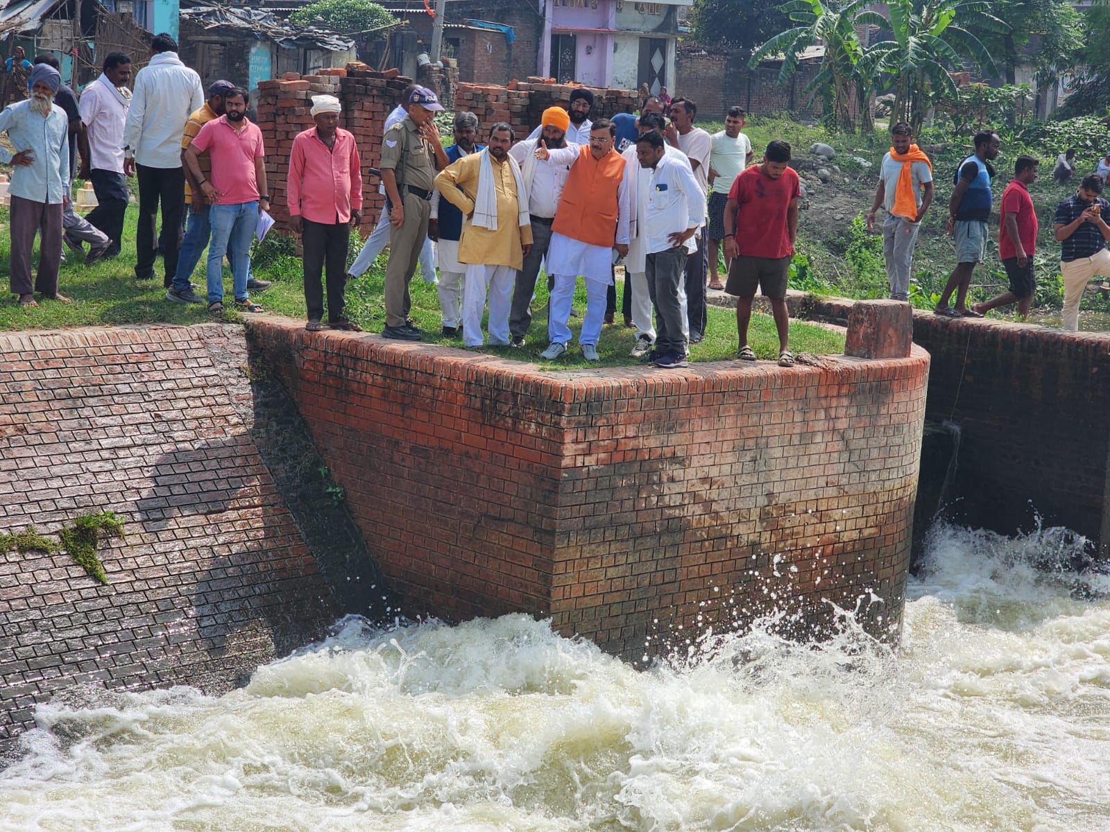 पूर्व विधायक राजेश शुक्ला के हस्तक्षेप से धौरा जलाशय से छोड़ा गया पानी, ग्रामीणों समाधान पर जताया आभार