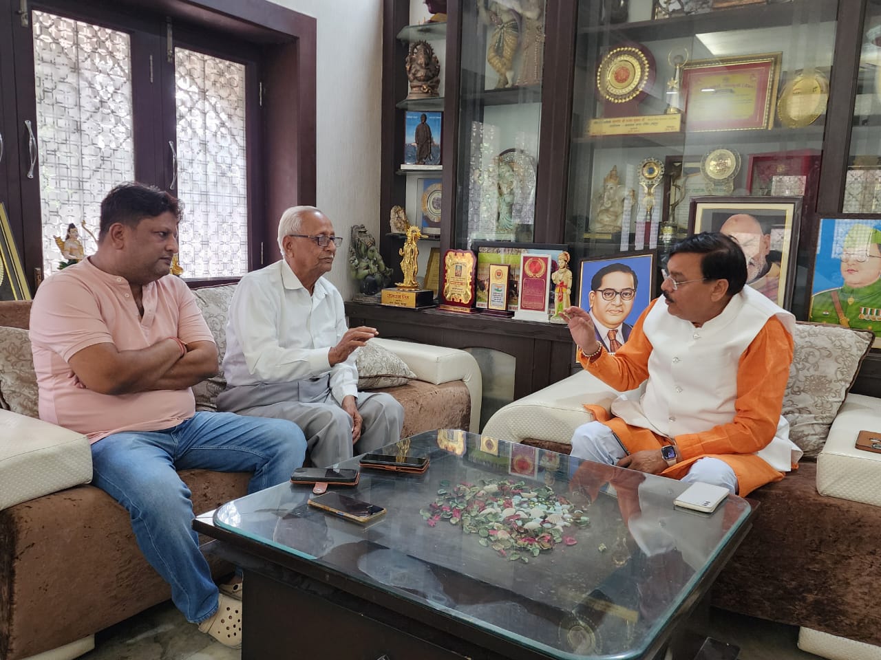 उत्तराखंड फर्टिलाइजर एसोसिएशन के प्रदेश अध्यक्ष कुंदन लाल खुराना ने पूर्व विधायक राजेश शुक्ला से मुलाकात करके DAP खाद की कमी से अवगत कराया