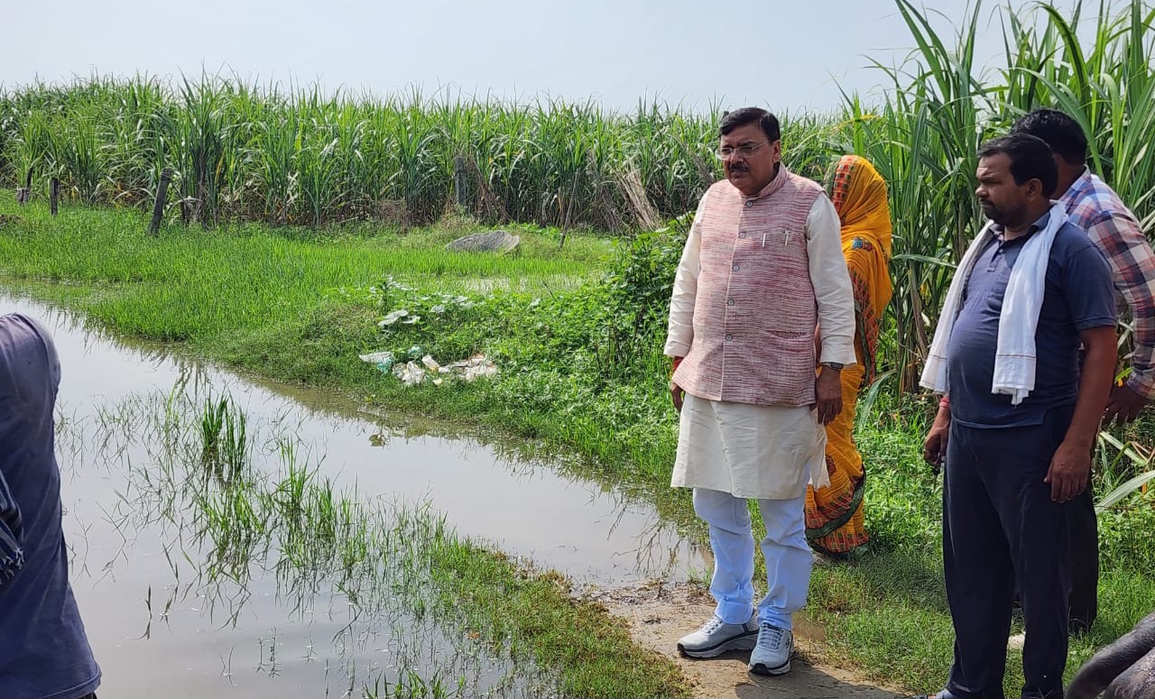 किच्छा के ग्राम नजीमाबाद धौरा डाम में फसलें डूब क्षेत्र का पूर्व विधायक राजेश शुक्ला ने दौरा किया     