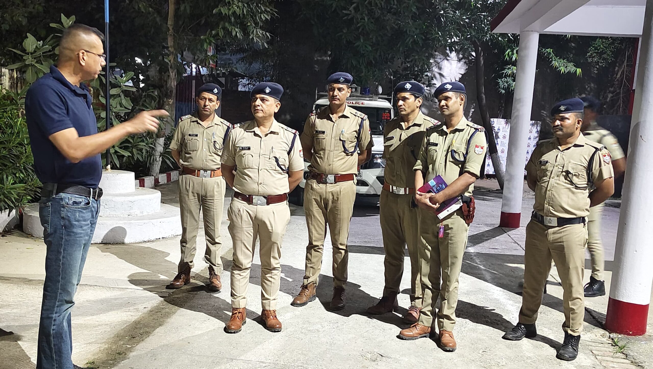 एसएसपी मणिकांत मिश्रा देर रात थाना दिनेशपुर पहुंचे, फायरिंग की घटना की खुद कर रहे है  मॉनिटरिंग