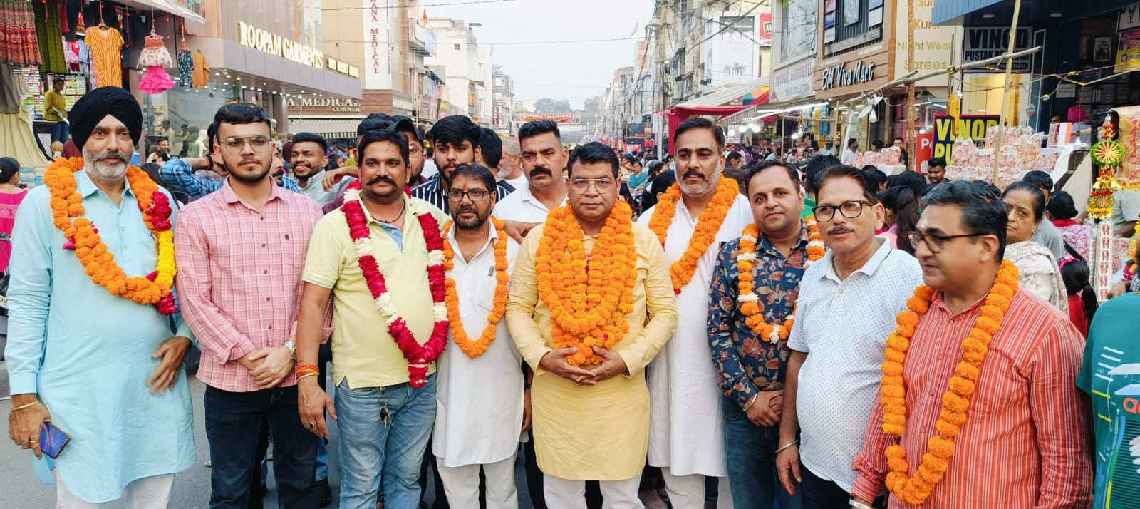 विधायक शिव अरोरा ने मुख्य बाजार का किया पैदल भ्रमण करके व्यवस्थाओ का लिया जायजा, ठेला व्यापारियों ने किया स्वागत
