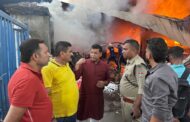 भूरारानी में कबाड़ के गोदाम में लगी भीषण आग के बाद विधायक शिव अरोरा ने मौके पर पीड़ित को मदद का दिया भरोसा