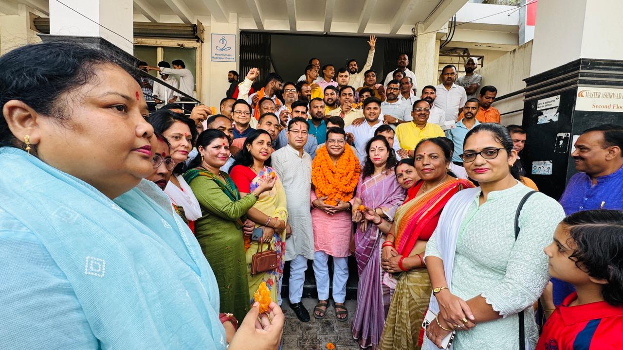 हरियाणा मे तीसरी बार भाजपा की जीत पर विधायक शिव अरोरा ने कार्यकताओं के साथ  आतिशबाजी फोड़ और जलेबी खिलाकर मनाया जश्न