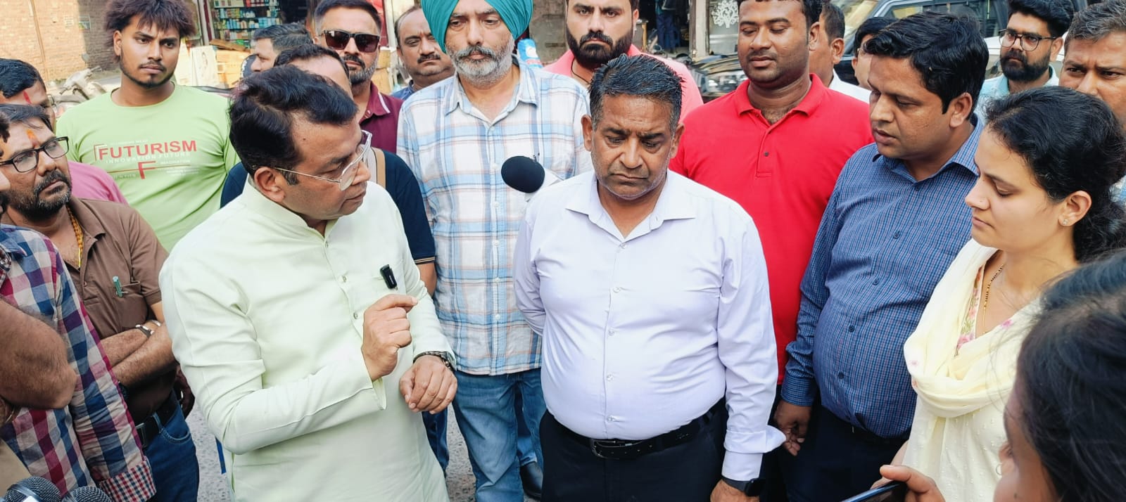 विधायक शिव अरोरा ने व्यापार मंडल, नगर निगम अधिकारीयों के साथ ख़राब सड़को का किया पैदल निरीक्षण