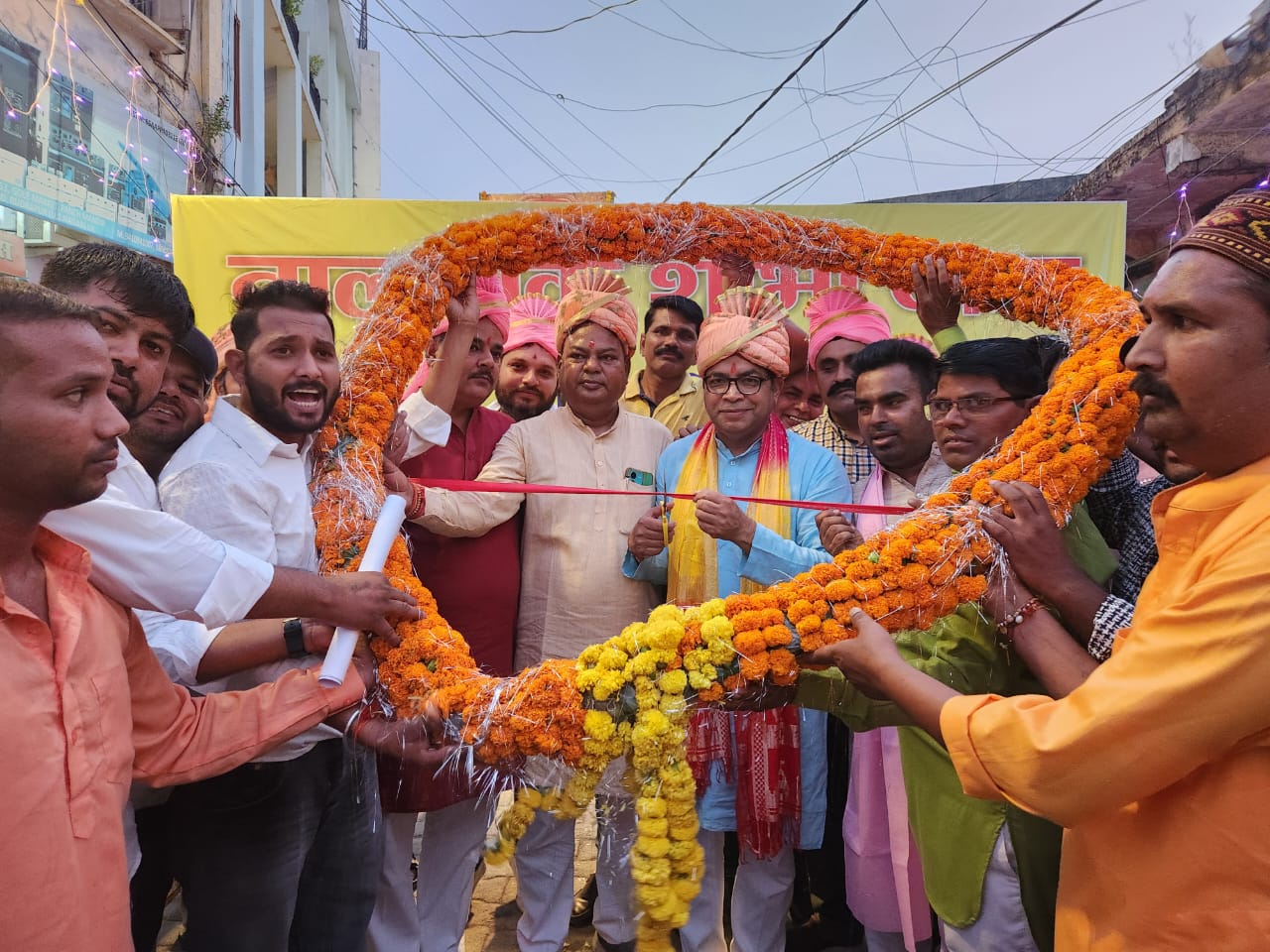 विधायक शिव अरोरा ने महर्षि वाल्मीकि भगवान के प्रकोत्सव पर आयोजित शोभायात्रा का फीता काटकर किया शुभारम्भ