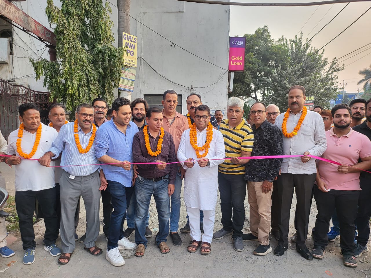 विधायक शिव अरोरा ने सिद्धू बार के पास से अटरिया मोड़ तक जाने वाली एक किलोमीटर इंटरलोकिग टाइल्स मार्ग का फीता काटकर किया शुभारम्भ
