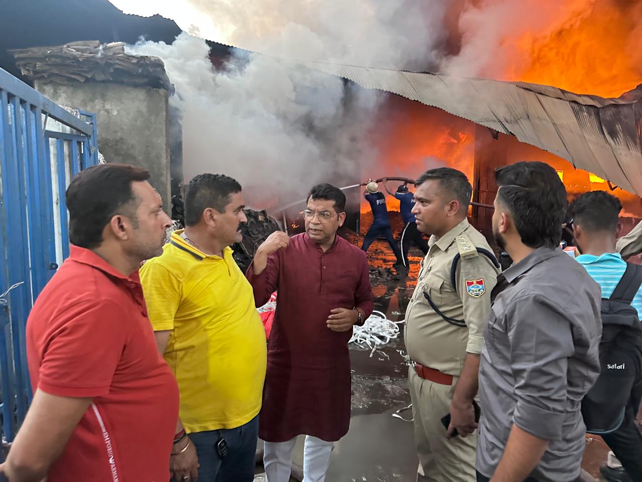 भूरारानी में कबाड़ के गोदाम में लगी भीषण आग के बाद विधायक शिव अरोरा ने मौके पर पीड़ित को मदद का दिया भरोसा
