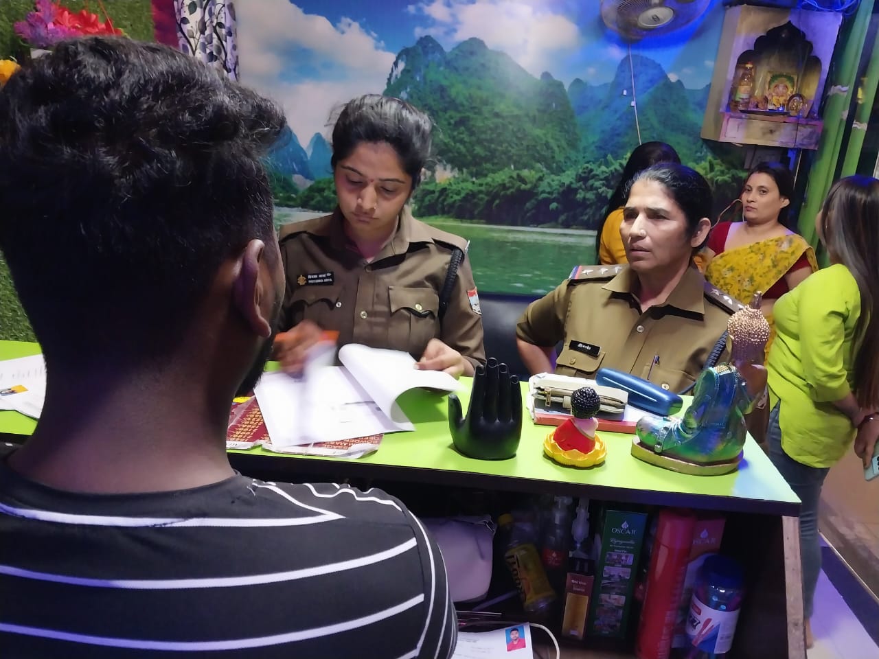 एसएसपी मणिकांत मिश्रा के निर्देश पर एंटी ह्यूमन ट्रैफिकिंग यूनिट ने SPA (स्पा/मसाज) सेंटरो पर की ताबड़तोड़ छापेमारी, मचा हड़कंप